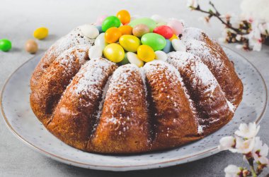 Paskalya Keki, Parlak Gri Arkaplanda Şekerli Yumurtalarla süslenmiş Geleneksel Pasta