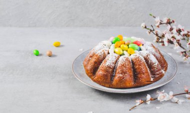 Paskalya Keki, Parlak Gri Arkaplanda Şekerli Yumurtalarla süslenmiş Geleneksel Pasta