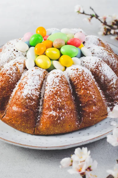 イースターケーキ 明るい灰色の背景に砂糖の卵で飾られた伝統的なケーキ — ストック写真