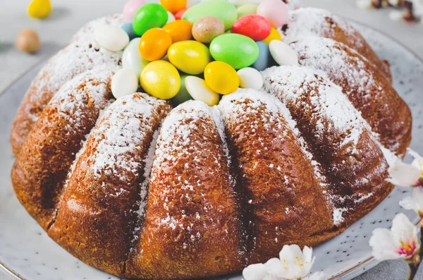 Húsvéti Torta Hagyományos Torta Díszített Cukor Tojás Fényes Szürke Háttér — Stock Fotó