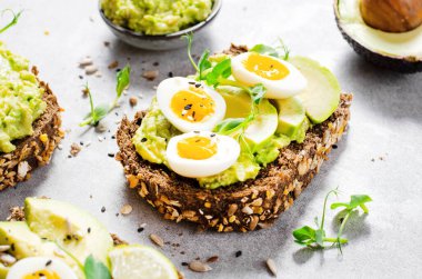 Avokado ve bıldırcın yumurtası tostları, sağlıklı atıştırmalıklar ya da Parlak Arkaplanda Kahvaltı