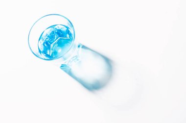 Su ve Keskin Gölgeli Bir Cam Işık Parlak Arkaplandan Geçerken Nedensel Efekt