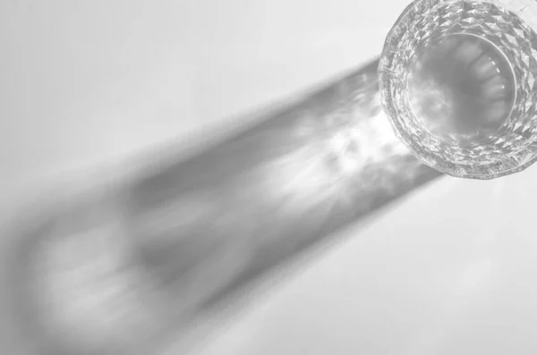 Ein Glas Mit Wasser Und Scharfen Schatten Ätzende Wirkung Wenn — Stockfoto
