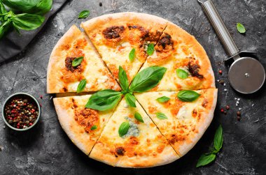 Koyu Arkaplanda Dört Peynirli Pizza, Taze Fırınlanmış Pizza ve Basil Yaprakları