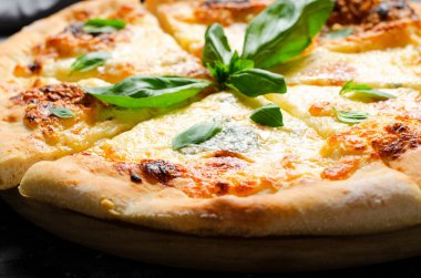 Koyu Arkaplanda Dört Peynirli Pizza, Taze Fırınlanmış Pizza ve Basil Yaprakları