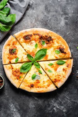 Koyu Arkaplanda Dört Peynirli Pizza, Taze Fırınlanmış Pizza ve Basil Yaprakları