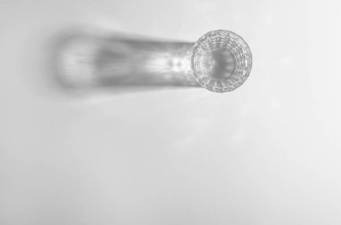 Su ve Keskin Gölgeli Bir Cam Işık Parlak Arkaplandan Geçerken Nedensel Efekt