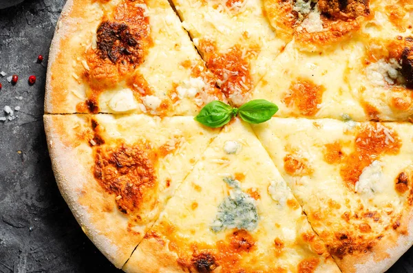 Koyu Arkaplanda Dört Peynirli Pizza, Taze Fırınlanmış Pizza ve Basil Yaprakları