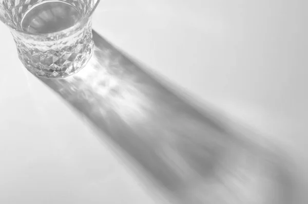 Ein Glas Mit Wasser Und Scharfen Schatten Ätzende Wirkung Wenn — Stockfoto