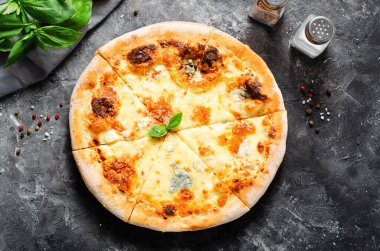 Koyu Arkaplanda Dört Peynirli Pizza, Taze Fırınlanmış Pizza ve Basil Yaprakları