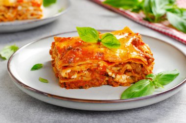Parlak arka planda Bolonez soslu nefis ev yapımı lazanya İtalyan mutfağı geleneksel fırınlanmış lazanya.