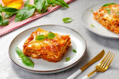 Parlak arka planda Bolonez soslu nefis ev yapımı lazanya İtalyan mutfağı geleneksel fırınlanmış lazanya.