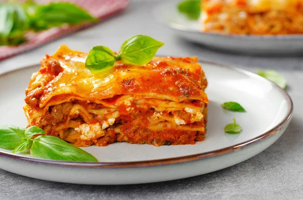 Deliziose Lasagne Fatte Casa Con Salsa Bolognese Sfondo Brillante Cucina — Foto Stock