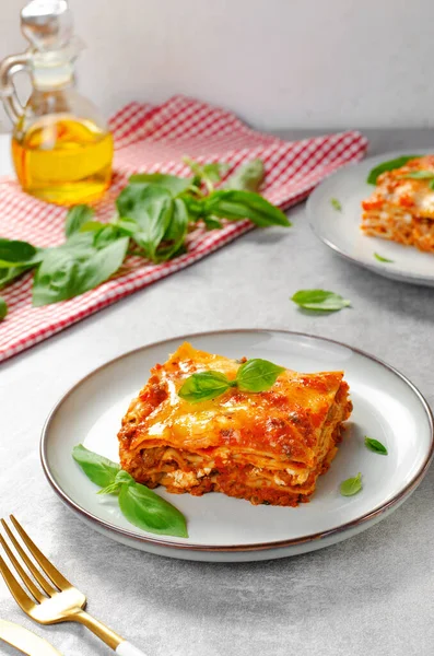 Lahodné Domácí Lasagne Boloňskou Omáčkou Jasném Pozadí Italská Kuchyně Tradiční — Stock fotografie