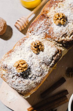 Ceviz tarçınlı taze ekmek, geleneksel fırın, ekmek keki.