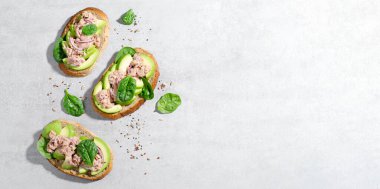 Ton Balığı Avokado Tostları, Sağlıklı Atıştırmalıklar ya da Parlak Beton Arkaplanda Kahvaltı