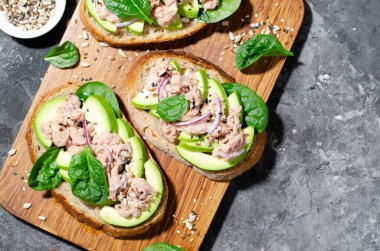 Ton Balığı Avokado Tostları, Sağlıklı Atıştırmalıklar veya Koyu Gri Arkaplanda Kahvaltı