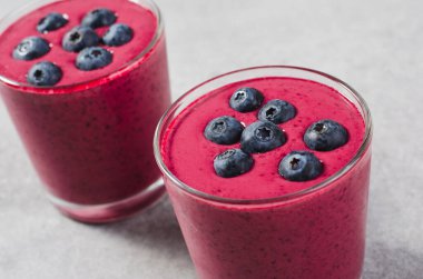 Yabanmersini Smoothie, Lezzetli Tazeleyici İçecek, Sağlıklı Yiyecek, Vegan veya Vejetaryen Beslenme Konsepti