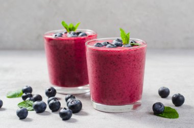 Yabanmersini Smoothie, Lezzetli Tazeleyici İçecek, Sağlıklı Yiyecek, Vejetaryen Diyet Gıda Konsepti, Parlak Arkaplan