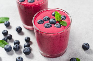 Yabanmersini Smoothie, Lezzetli Tazeleyici İçecek, Sağlıklı Yiyecek, Vejetaryen Diyet Gıda Konsepti, Parlak Arkaplan