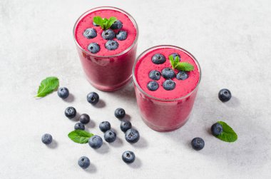 Yabanmersini Smoothie, Lezzetli Tazeleyici İçecek, Sağlıklı Yiyecek, Vejetaryen Diyet Gıda Konsepti, Parlak Arkaplan