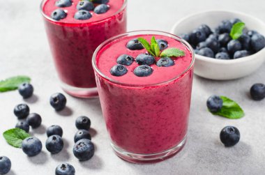 Yabanmersini Smoothie, Lezzetli Tazeleyici İçecek, Sağlıklı Yiyecek, Vejetaryen Diyet Gıda Konsepti, Parlak Arkaplan
