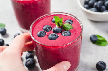 Yabanmersini Smoothie, Lezzetli Tazeleyici İçecek, Sağlıklı Yiyecek, Vejetaryen Diyet Gıda Konsepti, Parlak Arkaplan