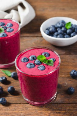 Yabanmersini Smoothie, Lezzetli Tazeleyici İçecek, Sağlıklı Yiyecek, Vejetaryen Diyet Gıda Konsepti, Ahşap Arkaplan