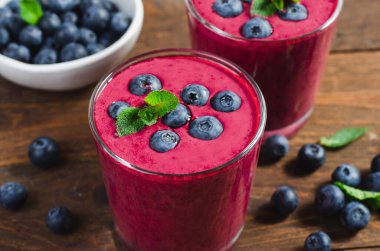 Yabanmersini Smoothie, Lezzetli Tazeleyici İçecek, Sağlıklı Yiyecek, Vejetaryen Diyet Gıda Konsepti, Ahşap Arkaplan