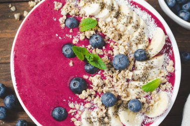 Granola, Muz ve Chia Seeds, Sağlıklı Gıda, Vegan veya Vejetaryen Diyet Gıda Konsepti, Tahta Arkaplan