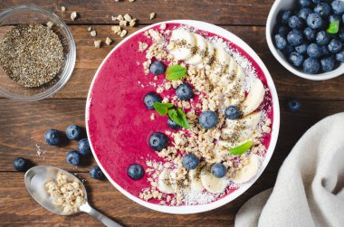 Granola, Muz ve Chia Seeds, Sağlıklı Gıda, Vegan veya Vejetaryen Diyet Gıda Konsepti, Tahta Arkaplan