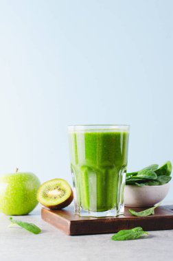 Yeşil Meyve Smoothie, Ferahlatıcı Ispanak, Kiwi, Elma İçeceği, Sağlıklı Yemek, Detoks, Vegan veya Vejetaryen Beslenme Konsepti, Parlak Arkaplan