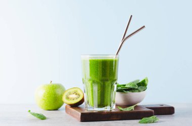 Yeşil Meyve Smoothie, Ferahlatıcı Ispanak, Kiwi, Elma İçeceği, Sağlıklı Yemek, Detoks, Vegan veya Vejetaryen Beslenme Konsepti, Parlak Arkaplan