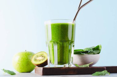 Yeşil Meyve Smoothie, Ferahlatıcı Ispanak, Kiwi, Elma İçeceği, Sağlıklı Yemek, Detoks, Vegan veya Vejetaryen Beslenme Konsepti, Parlak Arkaplan