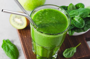 Yeşil Meyve Smoothie, Ferahlatıcı Ispanak, Kiwi, Elma İçeceği, Sağlıklı Yemek, Detoks, Vegan veya Vejetaryen Beslenme Konsepti, Parlak Arkaplan