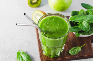 Yeşil Meyve Smoothie, Ferahlatıcı Ispanak, Kiwi, Elma İçeceği, Sağlıklı Yemek, Detoks, Vegan veya Vejetaryen Beslenme Konsepti, Parlak Arkaplan