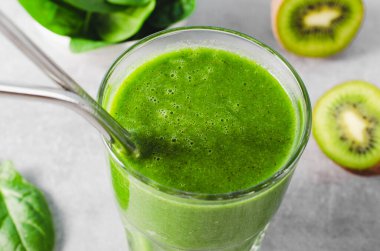 Yeşil Meyve Smoothie, Ferahlatıcı Ispanak, Kiwi, Elma İçeceği, Sağlıklı Yemek, Detoks, Vegan veya Vejetaryen Beslenme Konsepti, Parlak Arkaplan