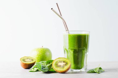 Yeşil Meyve Smoothie, Ferahlatıcı Ispanak, Kiwi, Elma İçeceği, Sağlıklı Yemek, Detoks, Vegan veya Vejetaryen Beslenme Konsepti, Parlak Arkaplan