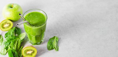 Yeşil Meyve Smoothie, Ferahlatıcı Ispanak, Kiwi, Elma İçeceği, Sağlıklı Yemek, Detoks, Vegan veya Vejetaryen Beslenme Konsepti, Parlak Arkaplan