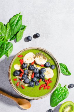 Parlak Arkaplanda Muz, Yabanmersini, Goji ve Chia Seed Toppings, Detox, Vegan veya Vejetaryen Yemeği ile Sağlıklı Yeşil Meyve Smoothie