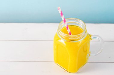 Kavanozda Portakal Smoothie, Vitamin İçeceği ya da Parlak Arkaplanda Kokteyl Tazeleme