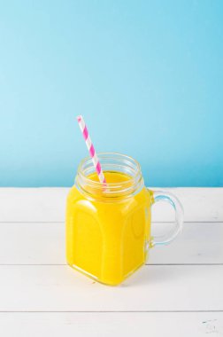 Kavanozda Portakal Smoothie, Vitamin İçeceği ya da Parlak Arkaplanda Kokteyl Tazeleme