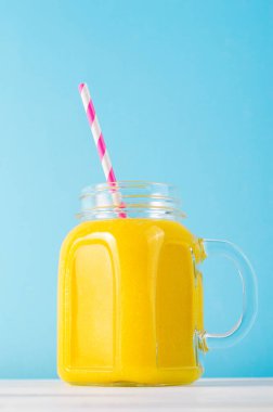 Kavanozda Portakal Smoothie, Vitamin İçeceği ya da Parlak Arkaplanda Kokteyl Tazeleme