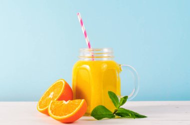 Kavanozda Portakal Smoothie, Vitamin İçeceği ya da Parlak Arkaplanda Kokteyl Tazeleme