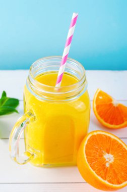 Kavanozda Portakal Smoothie, Vitamin İçeceği ya da Parlak Arkaplanda Kokteyl Tazeleme
