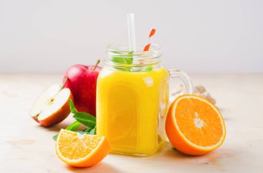 Portakal, Elma ve Ginger ile Taze Meyve Smoothie Bir Cam Kavanozda, Vitamin İçeceği, Detox, Parlak Arkaplanda Kokteyl Tazeleme