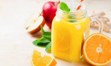 Portakal, Elma ve Ginger ile Taze Meyve Smoothie Bir Cam Kavanozda, Vitamin İçeceği, Detox, Parlak Arkaplanda Kokteyl Tazeleme