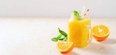 Kavanozda Portakal Smoothie, Vitamin İçeceği ya da Parlak Arkaplanda Kokteyl Tazeleme