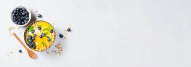 Hindistancevizi kasesinde Orange, Kiwi, Blueberry ve Granola ile Smoothie Bowl, Sağlıklı Yemek, Vegan veya Vejetaryen Beslenme Konsepti