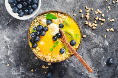 Hindistancevizi kasesinde Orange, Kiwi, Blueberry ve Granola ile Smoothie Bowl, Sağlıklı Yemek, Vegan veya Vejetaryen Beslenme Konsepti